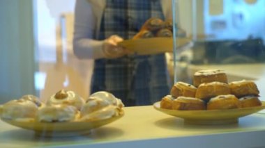 Baker buns tezgahın üzerine koyar.