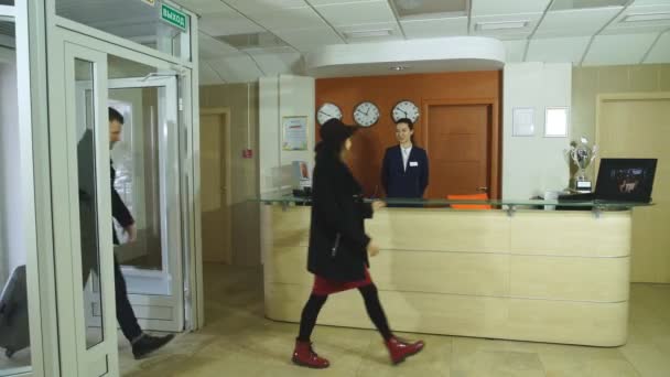 Una giovane coppia si trasferisce in hotel — Video Stock