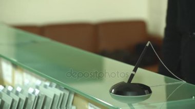genç adam anahtarları bir otel odasından alır.
