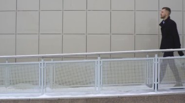 genç bir işadamı bir otel bavulla girer