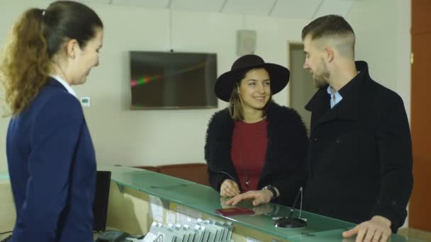 Jeune couple à l'arrivée à la réception de l'hôtel .