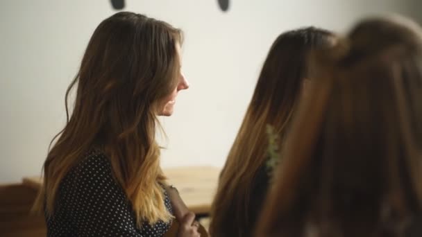 Une jeune femme écoute attentivement — Video