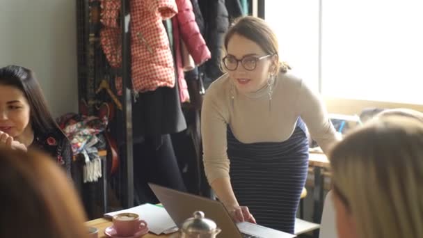 Jeune belle femme se tient devant un groupe de personnes — Video