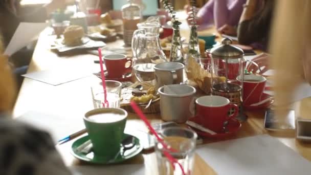 젊은 여자 cofee 마시고, 카페가 게에서 말하기. — 비디오