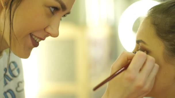 Prozess der Herstellung von Make-up. Visagistin arbeitet mit Pinsel auf Modelgesicht. — Stockvideo