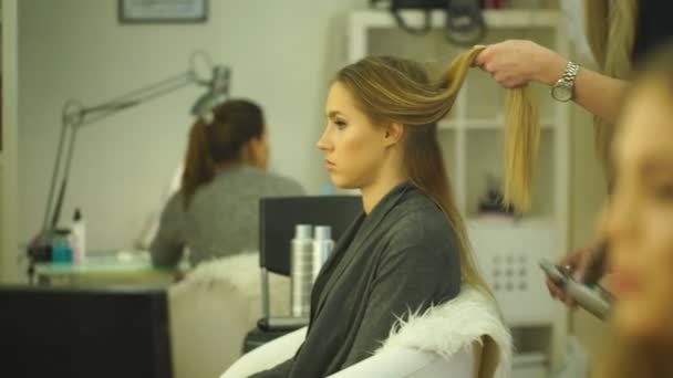 La creación de peinados peluquería en el salón. tiro de interior — Vídeos de Stock