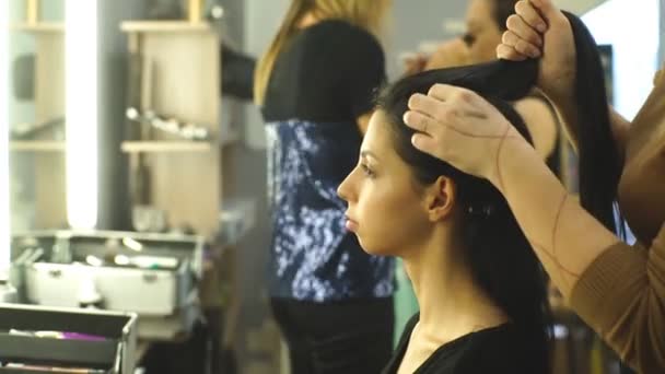 Створення зачіски перукарні в салоні. внутрішній постріл — стокове відео