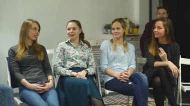 Daire içinde oturum sırasında psikolog ile oturan kadın