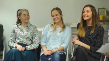 psikolojik eğitim, üç genç kadın