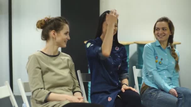 Drie jonge vrouwen bij de psychologische training — Stockvideo