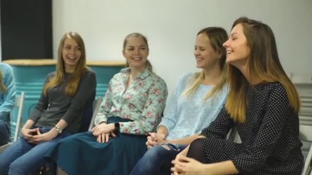 Mulheres sentadas em círculo durante sessão com psicóloga — Vídeo de Stock