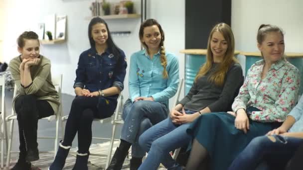 Vrouwen zitten in de cirkel tijdens vergadering — Stockvideo