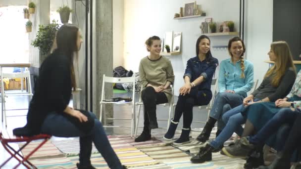 Trenér a odborná skupina při psychoterapii. trénink pro ženy. vývoj smyslnost — Stock video