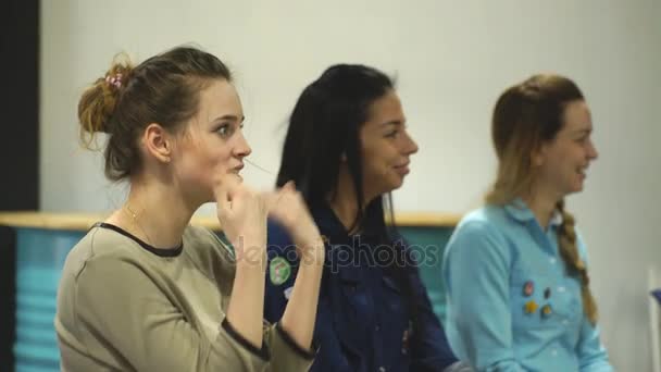 Tres mujeres jóvenes en la formación psicológica — Vídeo de stock