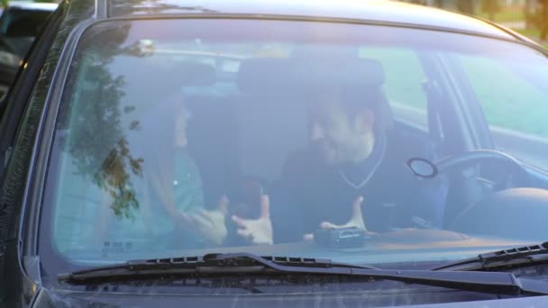 Casal discutindo enquanto ela está dirigindo um carro em uma situação perigosa — Vídeo de Stock