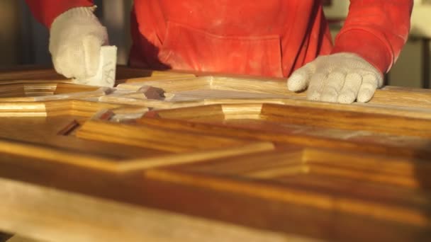 Mann schleift Holz, Mann schleift Holz. — Stockvideo