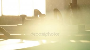 İnsan marangoz, kendi atölyesinde öğütme makinesinin yanında bir odun parçası öğütür.