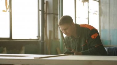 Marangoz çalışma ve yönetim kurulu ölçme genç adam