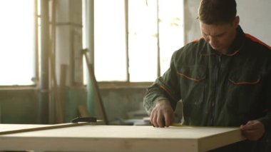 Marangoz çalışma ve yönetim kurulu ölçme genç adam