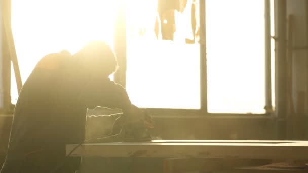 Sanding wood sander. A man working with grinder. Sawdust flew from under the wheel — Stock Video