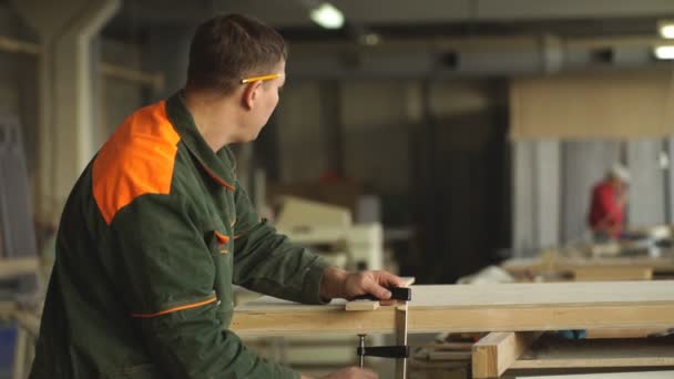 Arbeiter schleift das Holz der Winkelschleifmaschine — Stockvideo