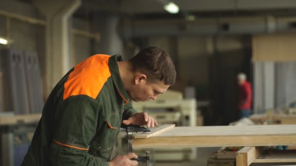 Arbeiter schleift das Holz der Winkelschleifmaschine — Stockvideo