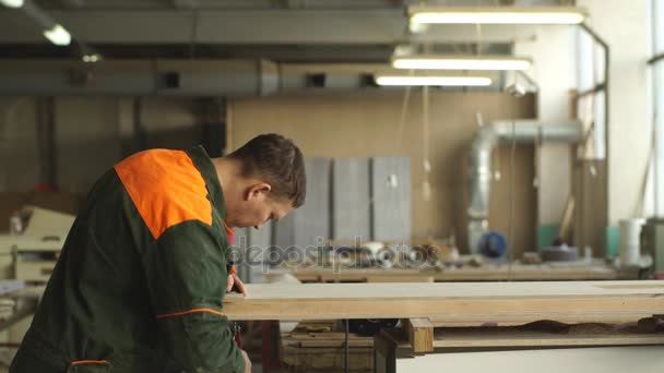 Εργαζόμενος αλέθει το ξύλο του γωνιακά λείανσης μηχανή — Αρχείο Βίντεο