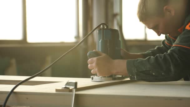 Werknemer maalt het hout van haakse slijpmachine — Stockvideo