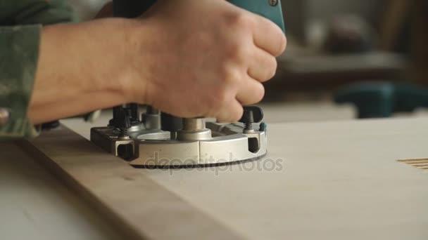 Carpenter using electric grinding machine — Stock Video