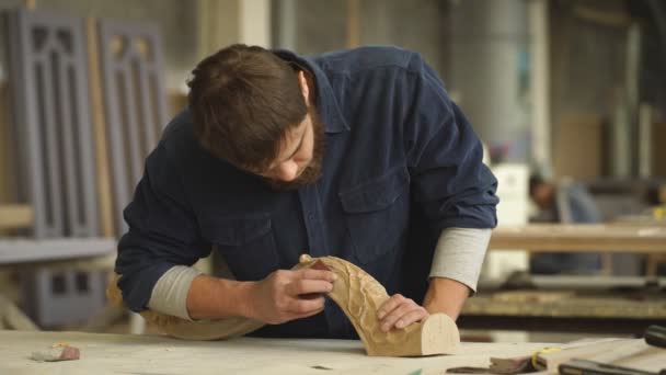 Pracovitý Tesař leštění dřeva pomocí brusného papíru — Stock video