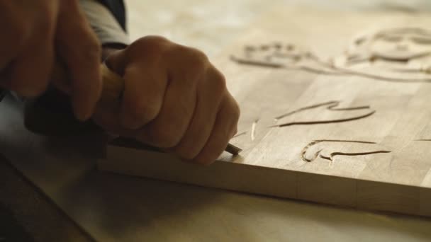 カッターは、木材から魚を彫る。木彫りのクローズ アップ — ストック動画