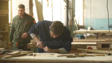 Woodcarver dişli levhanın olmasını sağlıyor. Ahşap plaka.