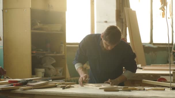 El tallador de madera hace la placa roscada. Placa de madera . — Vídeo de stock