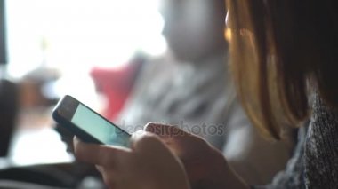 Telefonunuzun ve kafede oturan genç kadın