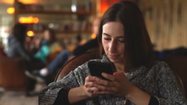 Telefonunuzun ve kafede oturan genç kadın