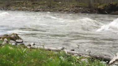 Gürcistan'daki dağ nehir