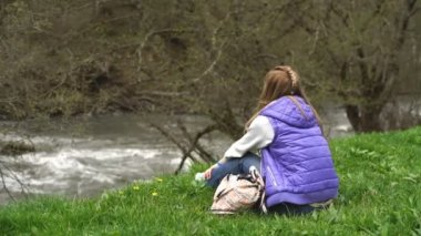Gürcistan'daki bir dağ el karşı genç kadın