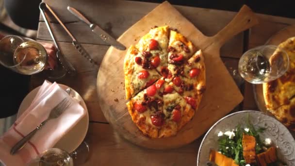 Friends eating pizza,his hands taking slices of pizza — Stock Video