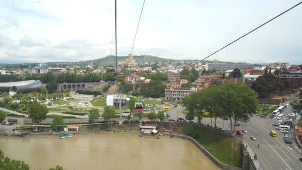 La vista de los tejados de la ciudad vieja y el río Kura desde la cima de la colina Sololaki, Tiflis, Georgia . — Vídeo de stock