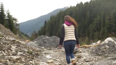 dağlarda kadın Gezgin