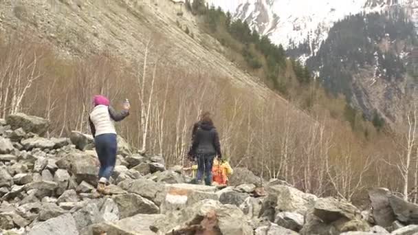 Группа путешественников отправляется в горы Грузии — стоковое видео