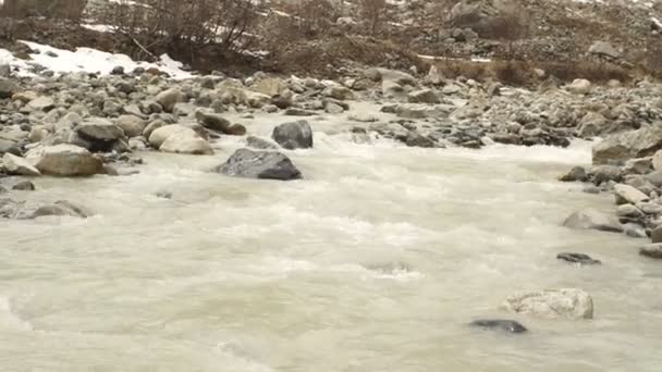 川と山の雪。ピーク シュハラ Zemo スヴァネティ (ジョージア州)。主稜線の白人 — ストック動画