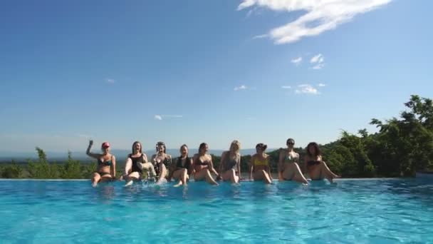 Девочки отдыхают в бассейне — стоковое видео