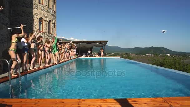 Grupo de melhores amigos se divertindo dançando na piscina ao ar livre — Vídeo de Stock