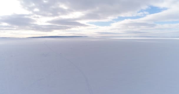 Zugefrorener Fluss, Blick auf den zugefrorenen Fluss, Schießen auf den Hubschrauber — Stockvideo