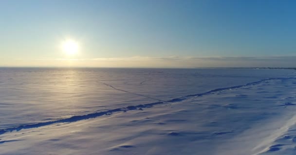 Prise de vue sur la rivière gelée depuis une hauteur, prise de vue depuis le copter — Video