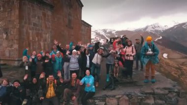 Gürcistan'daki eski kilisede turist bir grup