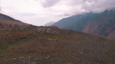Stepantsminda şehir Gürcistan'dan Mount Kazbek görünümü