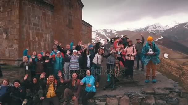 Eine gruppe von touristen in der alten kirche in georgien — Stockvideo
