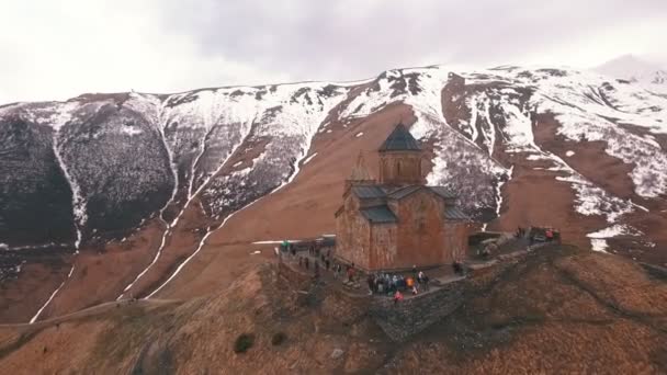 Igreja da Trindade de Gergeti nas montanhas do Cáucaso . — Vídeo de Stock